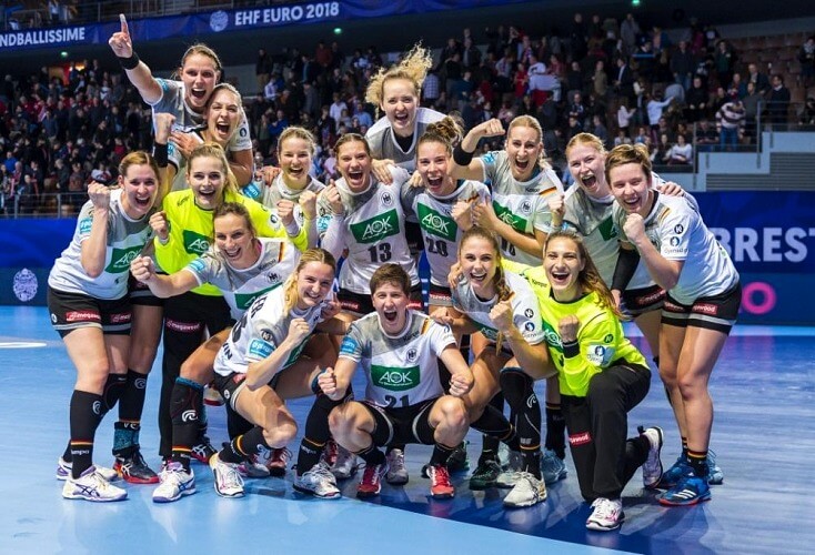 Wir sind ein Team: Die DHB-Frauen jubeln (Bild: Picture Alliance)