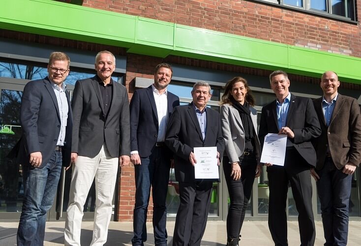 Marco   Gensmüller  ( Bildungsleiter   IST - Hochschule ) ,   Michael   Scharf  ( Leiter   OSP  Rheinland ) ,  Dr.  Katrin  Gessner - Ulrich  ( Hochschulpräsidentin ) ,  Werner  Schaefer  ( Leiter  OSP  Hessen ) ,  Bernd Brückmann  ( Laufbahnberater OSP Hessen ) , Horst Schlüter  ( Laufbahnberater OSP Rheinland ) und Benjamin Willems  ( Leitung Sales & Marketing IST - Hochschule im Fachbereich Sport ) freuen sich über die  erfolgreiche Vertragsunterzeichnung (v.r.) .