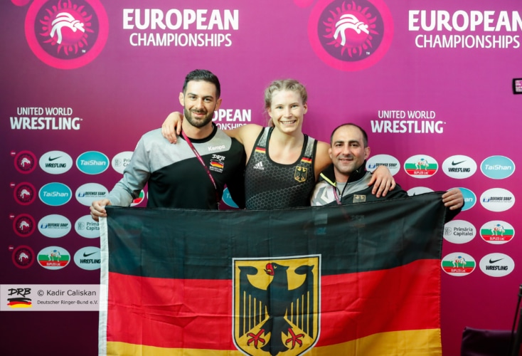 Aline Rotter-Focken freut sich mit ihren Coaches über die Bronzemedaille bei der EM 2019 (Quelle: Deutscher Ringerbund)