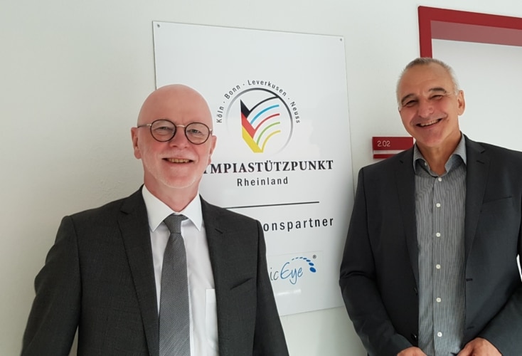 Polizeipräsident Uwe Jacob (links) informiert sich bei OSP-Leiter Horst Schlüter über die Zusammenarbeit