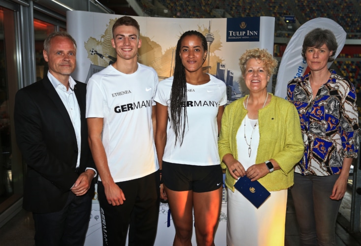 Im Rahmen der Pressekonferenz standen Lukas Bellmann und Alexandra Ndolo (beide TSV Bayer 04 Leverkusen) sowie Sven Ressel (links), Claudia Bokel (rechts) und die Geschäftsführerin Nicola Stratmann des Tulip Inn Düsseldorf Arena (Zweite von rechts) den Journalisten Rede und Antwort.
