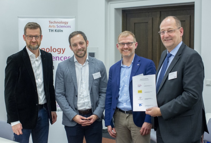 von links: Jörg J. Schmitz (Geschäftsführer des Kölner Studierendenwerks), Daniel Müller (Leiter des OSP NRW/Rheinland), Dr. Christoph Fischer (Generalsekretär des adh), Prof. Dr. Stefan Herzig (Präsident der TH Köln) (Bild: Thilo Schmülgen/TH Köln)