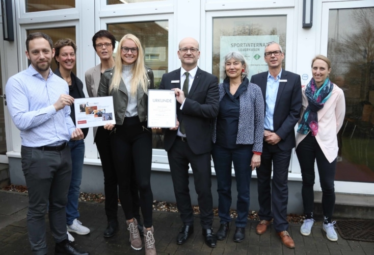 Die Eliteschülerin des Jahres Sylvia Schulz (4.v.l.) mit Daniel Müller (OSP Rheinland), Steffi Nerius (Sportinternat Leverkusen), Anne Wingchen (TSV Bayer 04 Leverkusen), Rainer Schwarz (Sparkasse Leverkusen), Barbara Kreusch (Geschwister Scholl Berufskolleg), Dierk Hedwig (Sparkasse Leverkusen), Daniele Schilling (Sportinternat Leverkusen, v.l.). (Bild: TSV Bayer 04 Leverkusen)