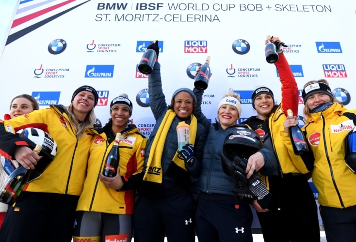 Freude bei Leonie Fiebig (3. von rechts) und Pilotin Stephanie Schneider (2. von rechts), Bild: © Viesturs / BSD