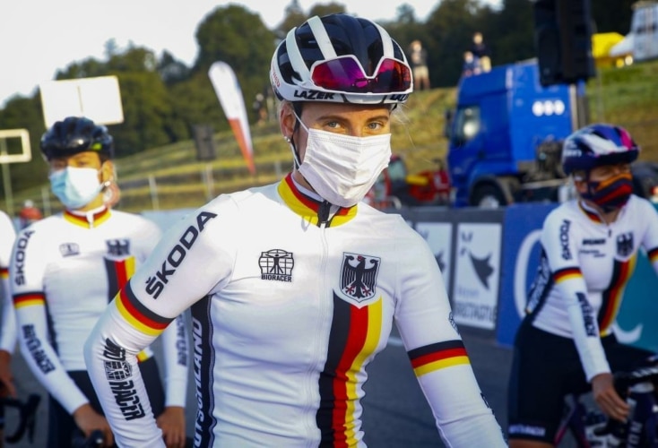 Vorstartspannung mit Mund-Nasen-Schutz bei Franziska Koch (Bild: picture alliance)