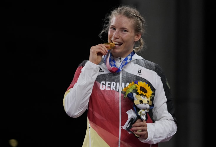 OSP-Ringerin Aline Rotter-Focken freut sich über ihre Goldmedaille (Bild: Picture Alliance)