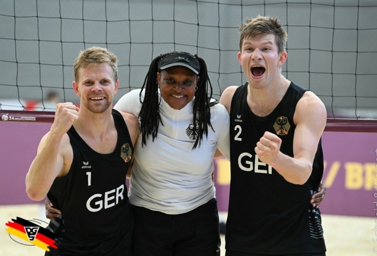 (Jubel nach Gewinn der Bronzemedaille bei den Deaflympics, v.l.n.r.: Max Pähler, Trainerin Tonya Slacanin, Henrik Templin Bild: DGS/ Schneid & Kleinert)