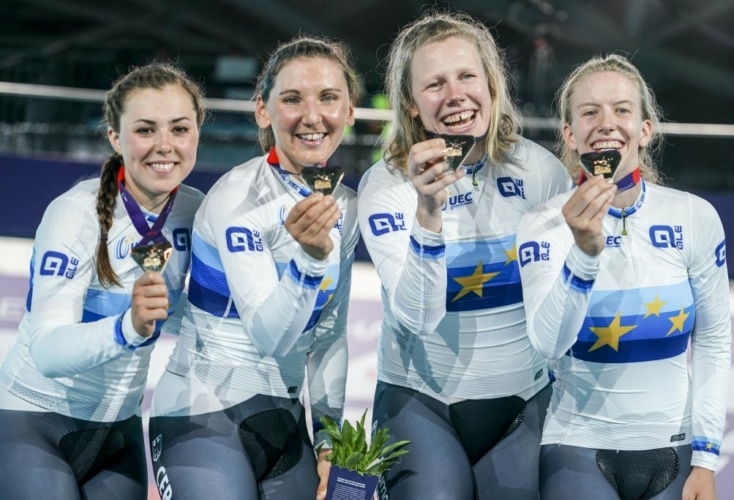 Große Freude bei Mieke Kröger (2. von rechts) und ihren Teamkolleginnen über EM-Gold in der Teamverfolgung (Bild: © Thomas Niedermüller / Munich 2022)