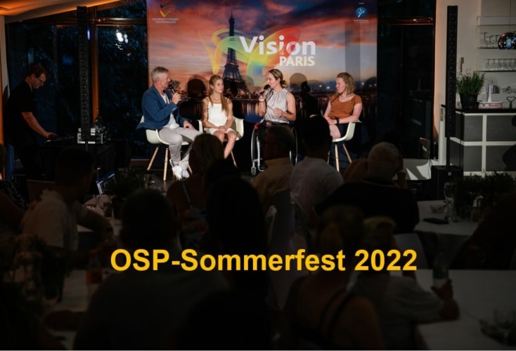 Eine mit Hannah Meul, Annika Zeyen und Mieke Kröger hochkarätig besetzte und von ARD-Kommentator Tom Bartels moderierte Talkrunde war eines der Highlights des traditionellen OSP-Sommerfestes (Bild: © OSP / Peter Eilers)