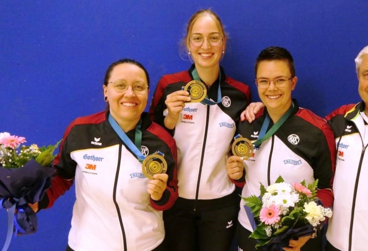 Anna Janßen (Zweite von links) freut sich mit ihrem Team über EM-Gold im Dreistellungs-Teamwettkampf (Bild: Deutscher Schützenbund)