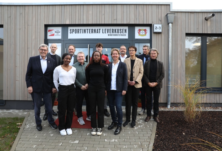 Der TSV Bayer 04 Leverkusen freut sich mit seinen Unterstützern darüber, dass Nachwuchshoffnungen wie Jessi Souza (vorne Mitte) und Marlon Christ (hinten Mitte) nun noch bessere Rahmenbedingungen für ihre Duale Karriere haben. Foto: Deutsch