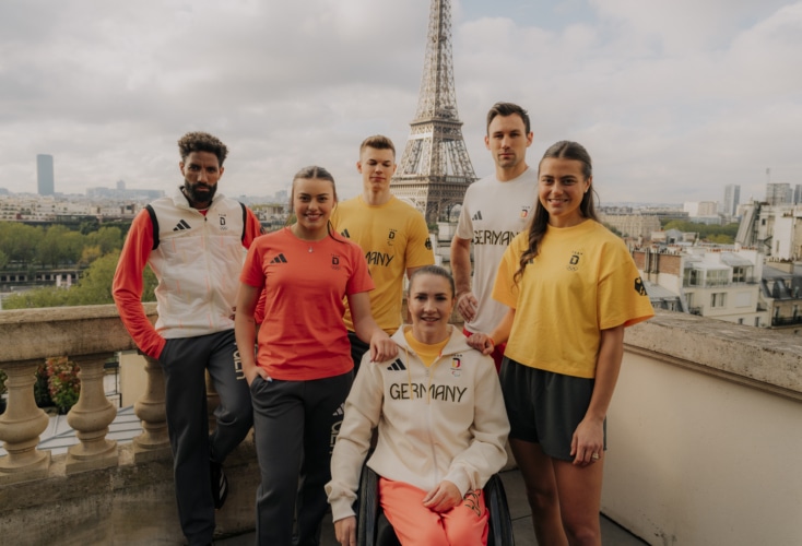 Amanal Petros (Leichtathletik), Emma Malewski (Gerätturnen), Taliso Engel (Para Schwimmen), Niklas Kaul (Leichtathletik), Edina Müller (Para Kanu) und Selin Oruz (Hockey) präsentieren Teile der Bekleidung von Team Deutschland für die Olympischen und Paralympischen Spiele in Paris 2024 vor dem Eiffelturm