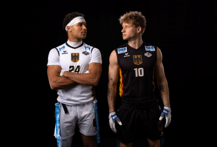 Bild zur News Flag Footballer Ben Fröhlich & Dereck Onyia schnuppern OSP-Luft beim Fotoshooting